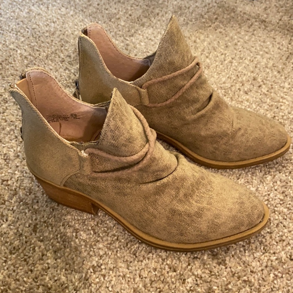 Women’s Very G Leopard Ankle Booties